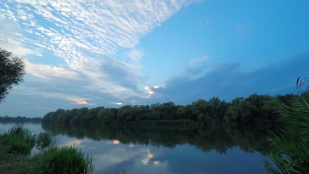 Tramonto sull'acqua del fiume . — Video Stock