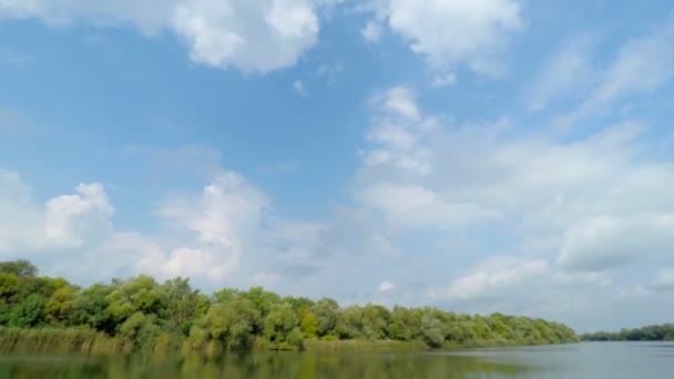 Облака над рекой — стоковое видео