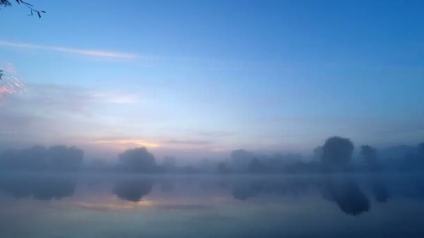 Salida del sol en la niebla en el agua del río . — Vídeos de Stock