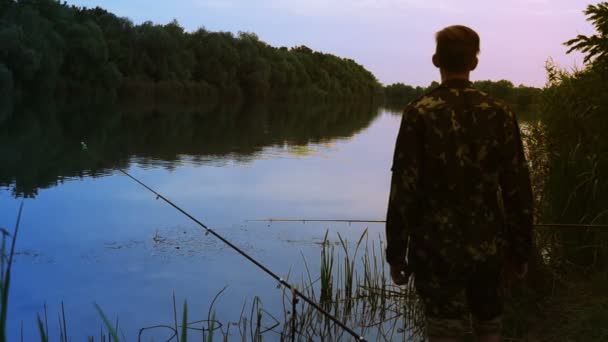 Ψαράς στέκεται στην όχθη. — Αρχείο Βίντεο