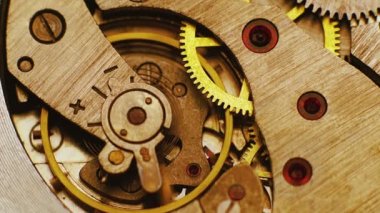 Merdivenlerde yürüyen insanlar.