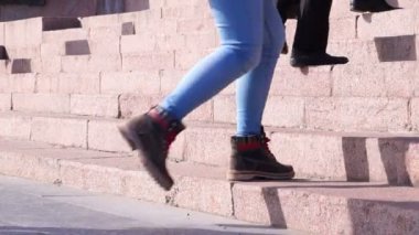 Merdivenlerde yürüyen insanlar.