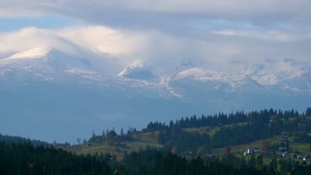 A hegyek fölött gyorsan mozgó fehér felhők. — Stock videók