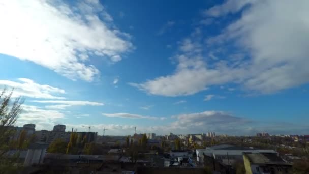 Wolken die bewegen Over de stad — Stockvideo