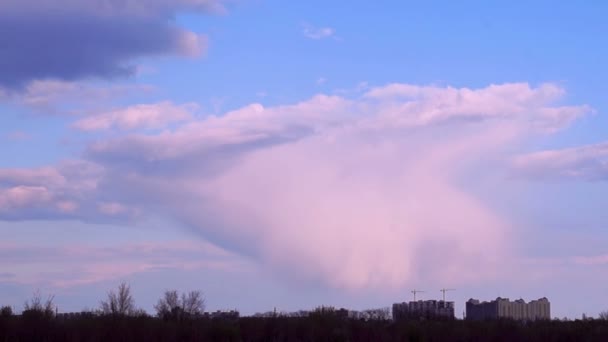 Zonsondergang wolken boven de stad — Stockvideo