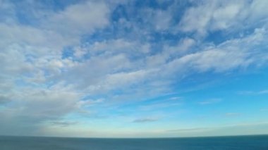 denizin üzerinde gökyüzü.