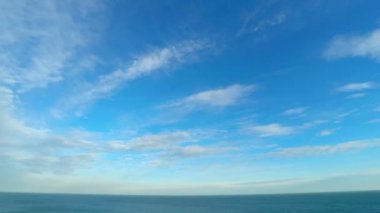 Bulutlu gökyüzü denizin üzerinde.