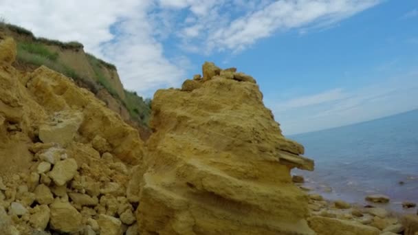 岩のビーチの上の白い雲 — ストック動画