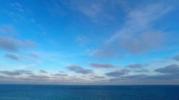 Céu sobre o mar . — Vídeo de Stock