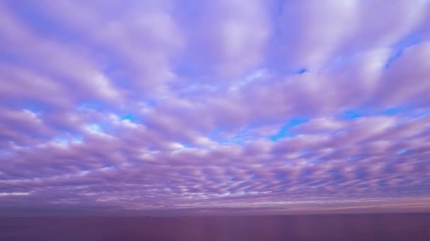 Ciel nuageux couchant sur la mer .