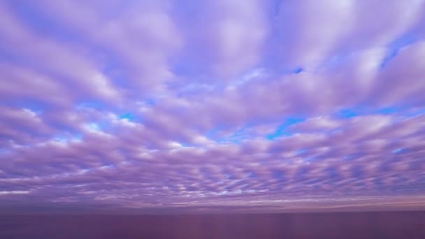 Bewolkte zonsondergang hemel boven de zee. — Stockvideo