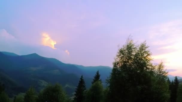 Lever de soleil sur les montagnes. — Video