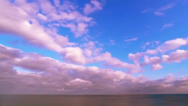 Bewolkte zonsondergang hemel boven de zee. — Stockvideo