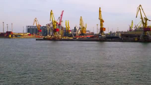 Activité portuaire de commerce maritime . — Video