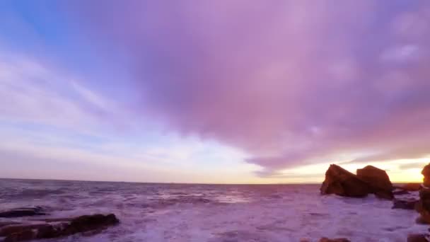 Grumlig solnedgång himlen över havet. — Stockvideo