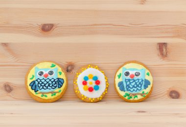 Üç bahar easter gingerbread çiçek ve ahşap baykuş