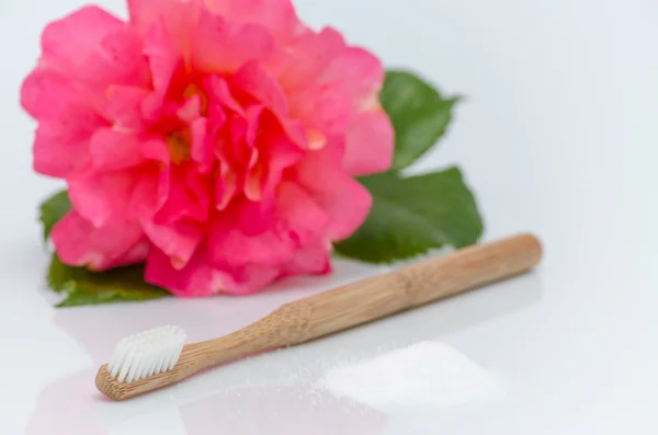 Sans plastique, brosse à dents en bois et xylitol, sucre de bouleau, rose sur blanc — Photo