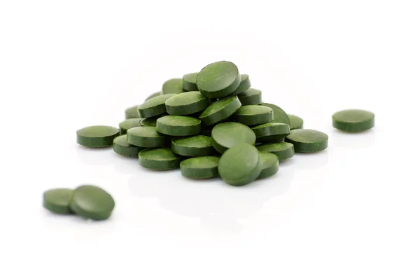 Espirulina verde Clorella algas algas píldoras de cerca en blanco —  Fotos de Stock