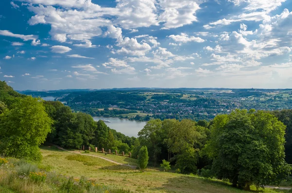 Deutschland Sommerlandschaft mit Wiese, Wald und Fluss, Hintergrund — Stockfoto