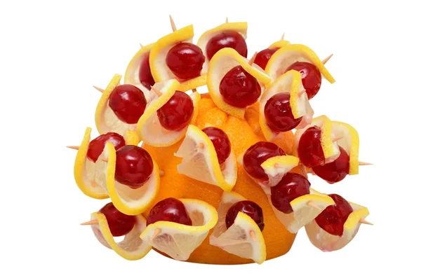 Здоровые закуски с апельсином, ломтиком лимона и вишней изолированы на белом — стоковое фото