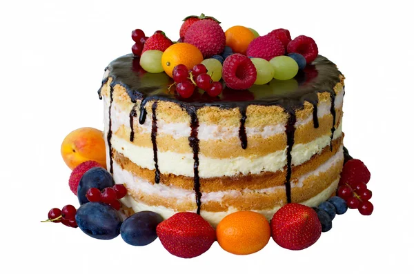 Bolo de aniversário com chocolate e frutas isoladas sobre branco — Fotografia de Stock