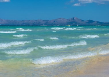 Mayorka romantik sahil temiz su ve montains arka planda