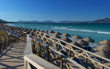 plaj Mayorka montains arka planda bir ahşap köprü ile