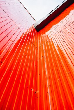 Kırmızı, turuncu ve gri renkli modern binalara bakan paneller. Geometri ve Perspektif