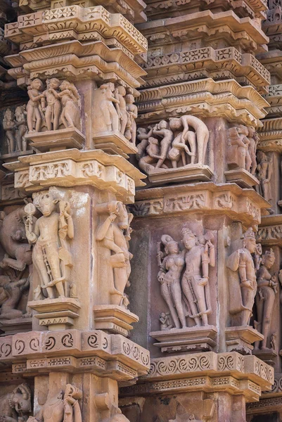 Skulpturerna av sandsten, gudar och människor på en vägg av templet i Khajuraho. — Stockfoto