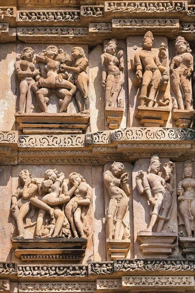 Les sculptures en grès, couples en pose de Kama-Sutra . — Photo