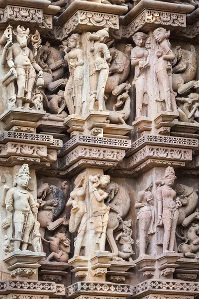 Les sculptures en grès sur le mur du temple de Khajuraho . — Photo