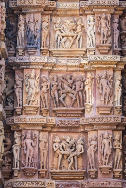 Les sculptures en grès - couples en pose de Kamasutra . — Photo