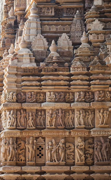 Le mur du temple d'Adinath, orné des bas-reliefs représentant des croquis . — Photo