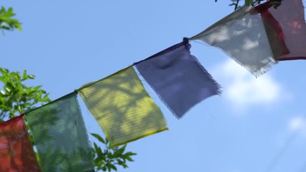 El color Tibetano banderas de Lungta en el fondo del cielo azul . — Vídeos de Stock