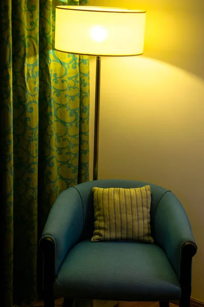 Grüner Sessel Einem Raum Mit Warmem Licht Von Einer Lampe — Stockfoto