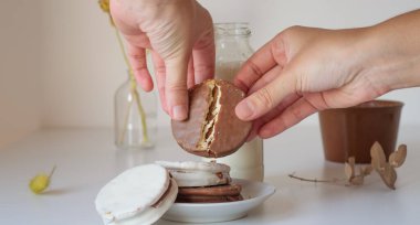 Comiendo un delicioso alfajor de çikolata con leche