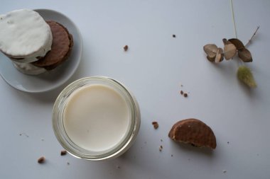 merienda de tazon de leche acompaado de alfajores argentinos