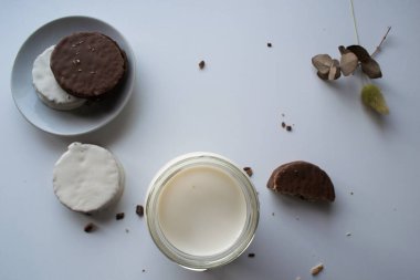 Arjantin alfajore ile bir bardak süt Dulce de leche ile doldurulmuş ve çikolatayla kaplı