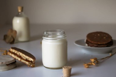 merienda de tazon de leche acompaado de alfajores argentinos
