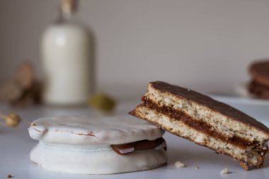 Çikolata kaplı bir bardak taze süt. Dul de leche alfajores.