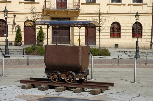 Wieliczka, övre torget. Den historiska vagnen transport saltgruva i en salt. — Stockfoto