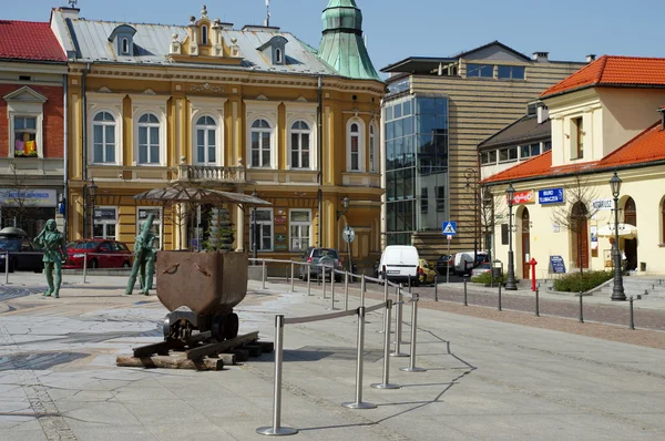 Wieliczka, Upper Square. Lo storico carrello per trasportare il sale in una miniera di sale, sculture di antichi minatori sale . — Foto Stock