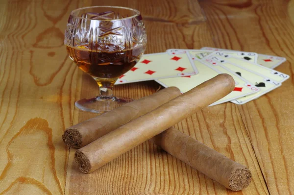 Sigari, cognac e carte da gioco — Foto Stock
