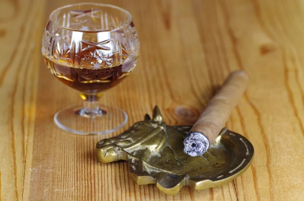 Cigar and glass of cognac — Stock Photo, Image