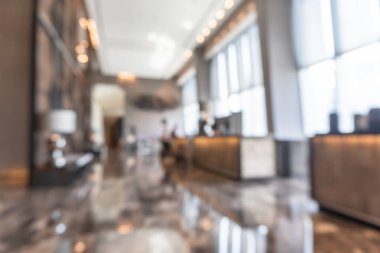 Otel ya da ofis lobisi. Resepsiyon salonu için arka plan bulanıklığı. Bulanık koridorlu ve cam pencereli modern lüks oda.
