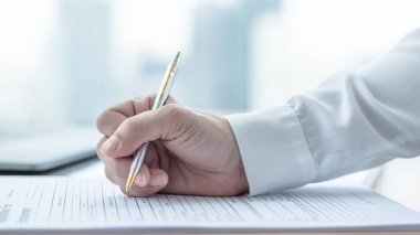 İş başvurusunda bulunan kişinin şirket belgesini doldurduğu iş başvurusu formu. İş başvurusu, iş imkanı, idari ofis kariyeri 
