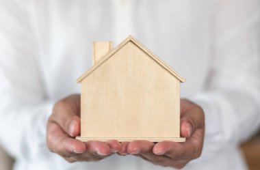 Emlak mülkiyeti kira, satış, kiralama ve güvenlik sigortası konsepti ile emlakçıya, alıcıya, kiracıya veya kiracıya el vermek