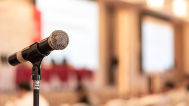 İş semineri, konuşma sunumu, belediye toplantısı, konferans salonu veya konferans salonundaki mikrofon ses hoparlörü ev sahibi ya da topluluk daveti için