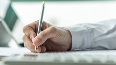 Evrak işleri belgesi, iş başvurusunda bulunanla ya da şirket anlaşmasını dolduran idari kişi ya da iş başvurusunda bulunan yasal sözleşme belgesi ya da sağlık sigortası başvurusunda bulunan kişinin talep formu