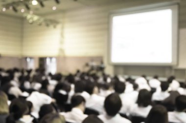 Konferans salonundaki iş veya eğitim konferansı seminerinin soyut geçmişi bulanık 